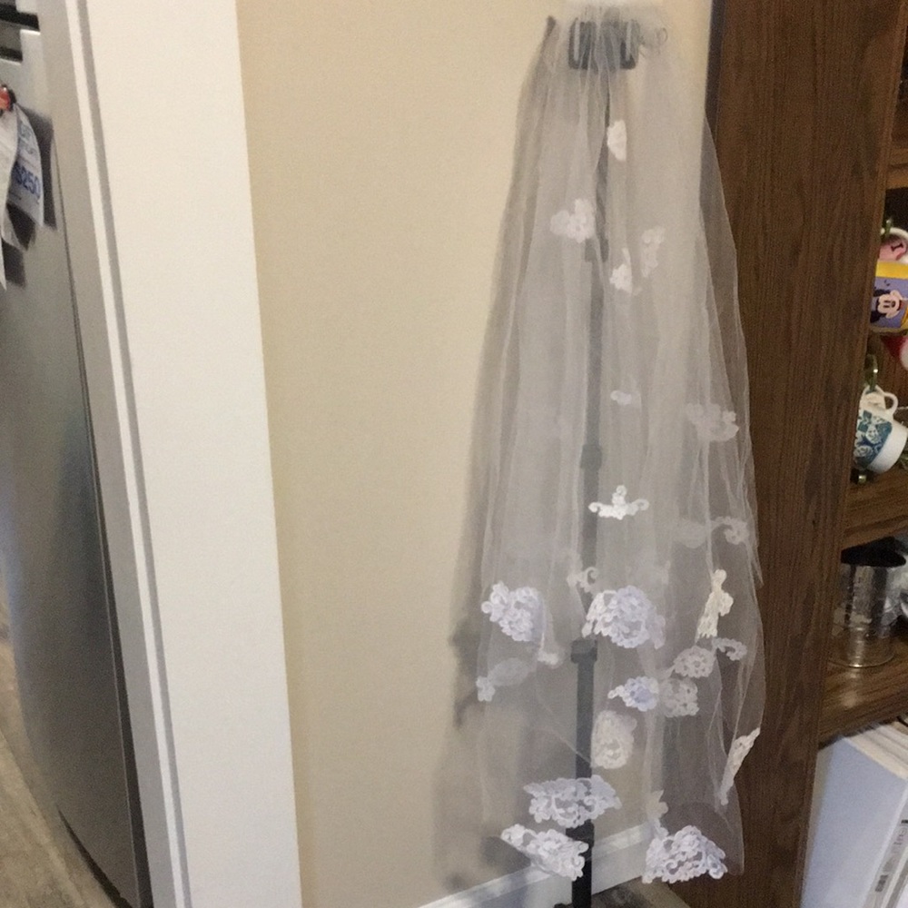 White wedding bridal veil with blusher - Picture 3 of 3